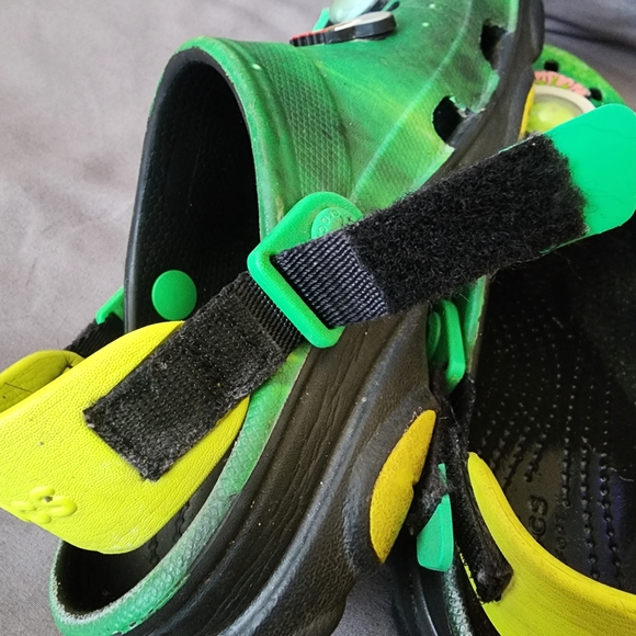 CROCS Green Kids Sandals with Alien Charms - Picture 9 of 9